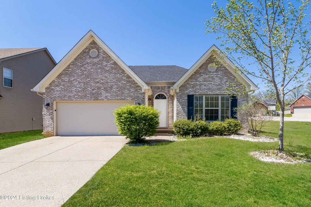 1911 Belay Way in Louisville, KY - Building Photo