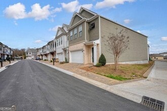 123 Village Green Ave in Woodstock, GA - Foto de edificio - Building Photo