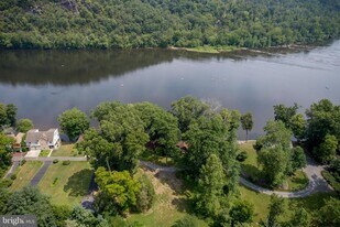 18 Bridge Four Ln in Pipersville, PA - Building Photo