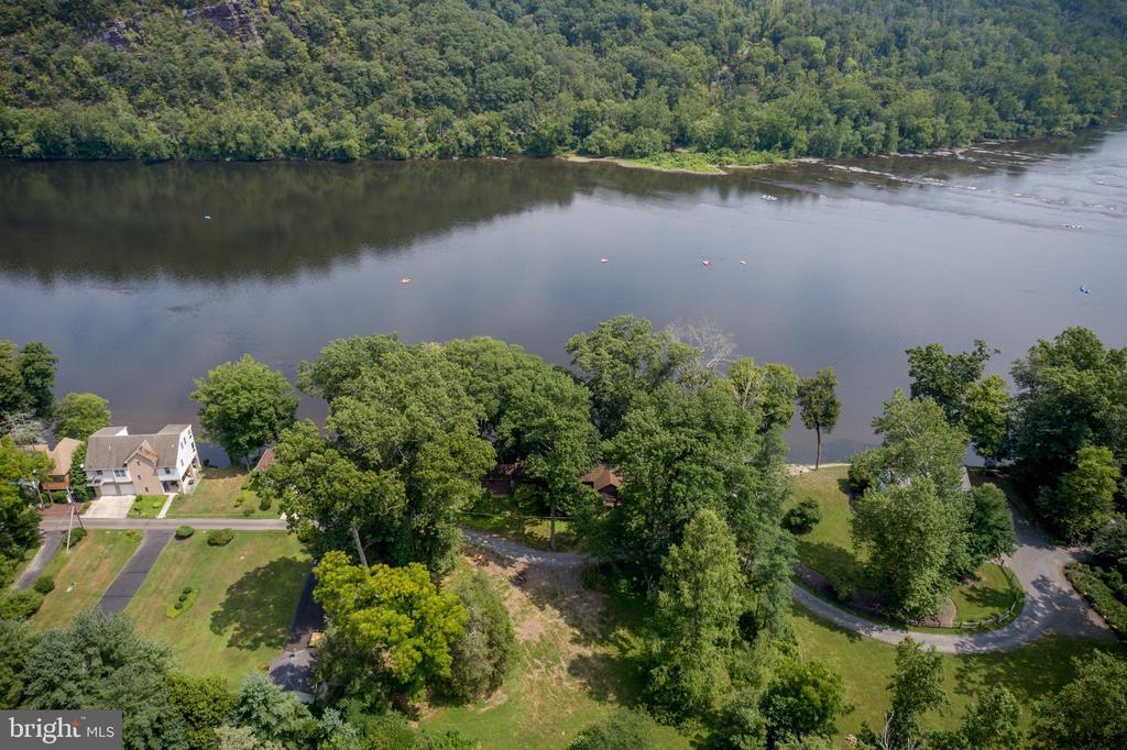 18 Bridge Four Ln in Pipersville, PA - Building Photo