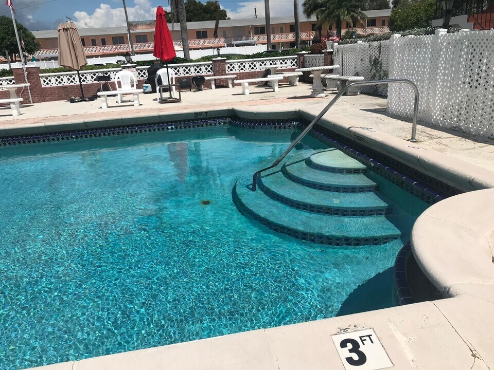 1100 Atlantic Shores Blvd in Hallandale Beach, FL - Building Photo