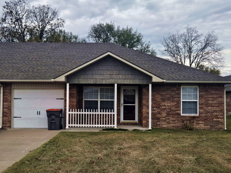 103 W 11th St in Grove, OK - Building Photo