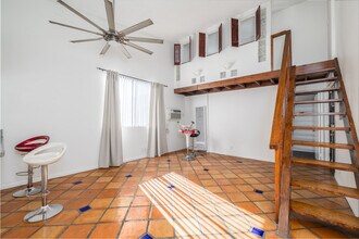 1943 Vista Del Mar Ave in Los Angeles, CA - Building Photo - Interior Photo