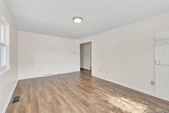 57 Coolridge Rd in Milford, CT - Building Photo - Building Photo