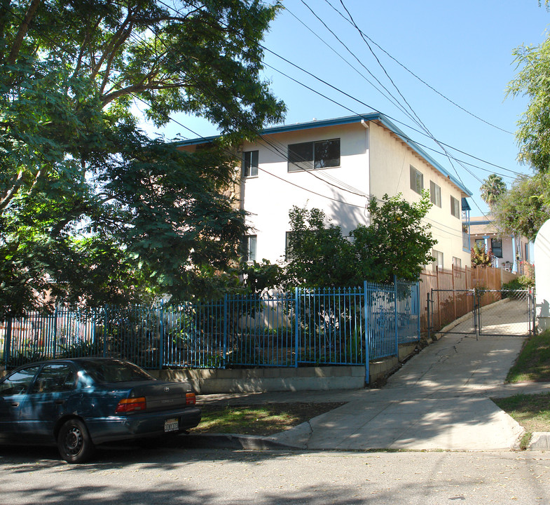 639-641 Robinson St in Los Angeles, CA - Building Photo