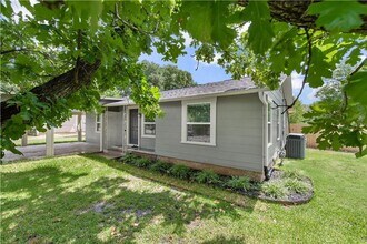 Available June 2026! Adorable 3 Bedroom Ho in Bryan, TX - Building Photo - Building Photo