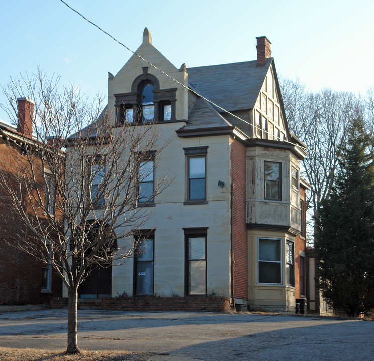 2352 Kemper Ln in Cincinnati, OH - Building Photo