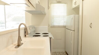 03376DE in Los Angeles, CA - Building Photo - Building Photo