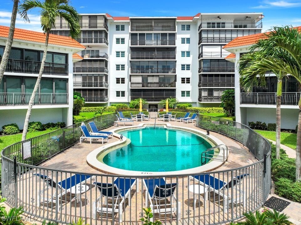 3333 Gulf Shore Blvd N in Naples, FL - Foto de edificio