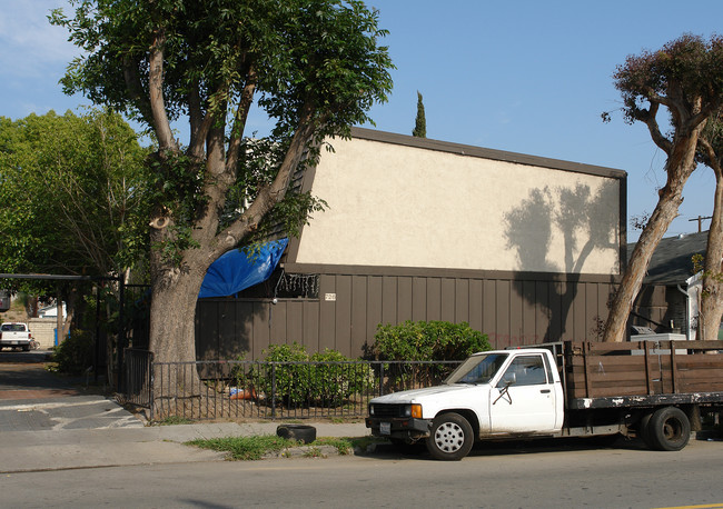 726 N Ardmore Ave in Los Angeles, CA - Building Photo - Building Photo