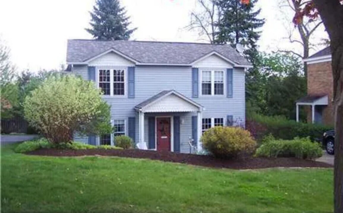 461 Carnegie Dr in Pittsburgh, PA - Building Photo