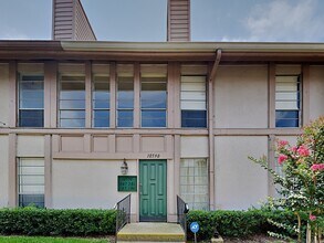 10590 High Hollows Dr in Dallas, TX - Building Photo - Building Photo