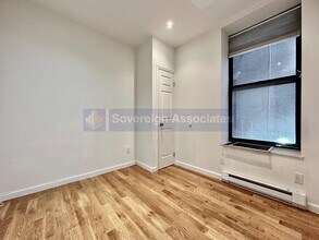 320 Manhattan Ave in New York, NY - Building Photo - Building Photo