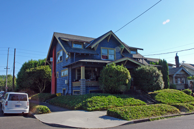 2505-2511 NE Halsey St in Portland, OR - Building Photo - Building Photo