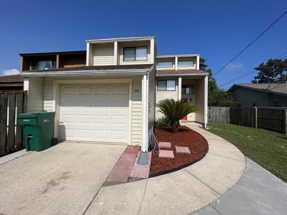 94 5th St in Shalimar, FL - Foto de edificio