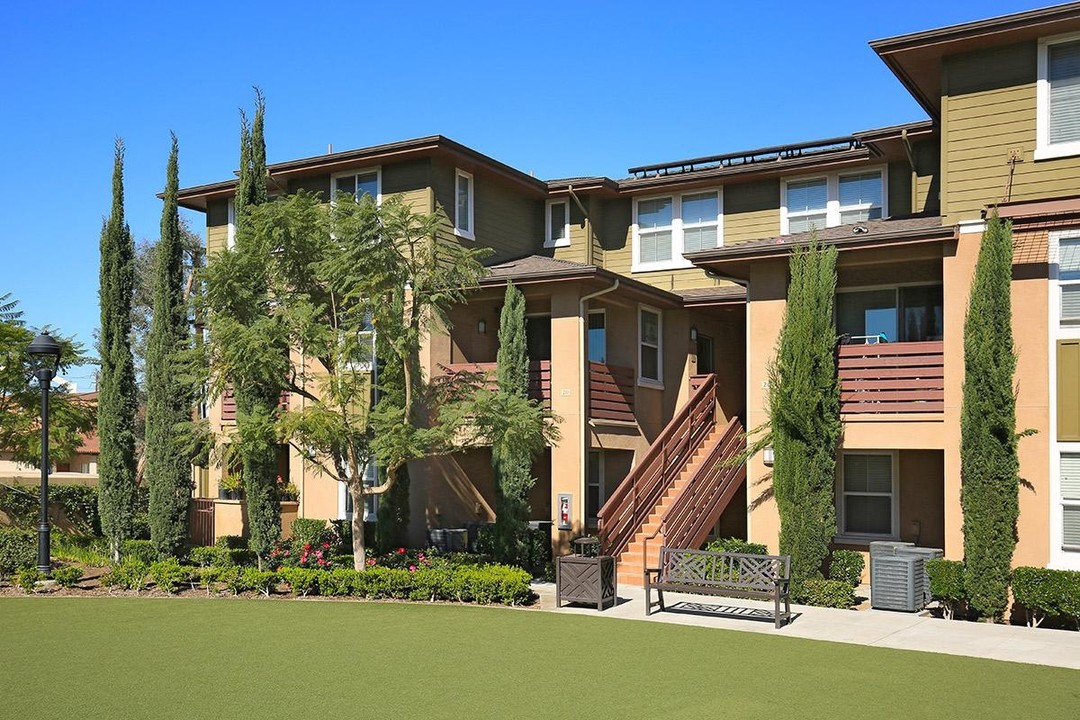 Pradera Apartment Homes in Anaheim, CA - Foto de edificio