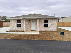 130 East Ave in Atmore, AL - Building Photo