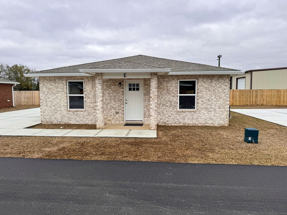 130 East Ave in Atmore, AL - Building Photo