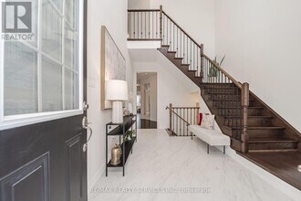 564 Mactier Dr in Vaughan, ON - Building Photo - Building Photo