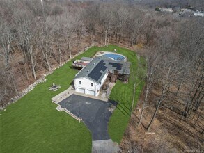 10 Vernon Dr in Carmel, NY - Foto de edificio - Building Photo