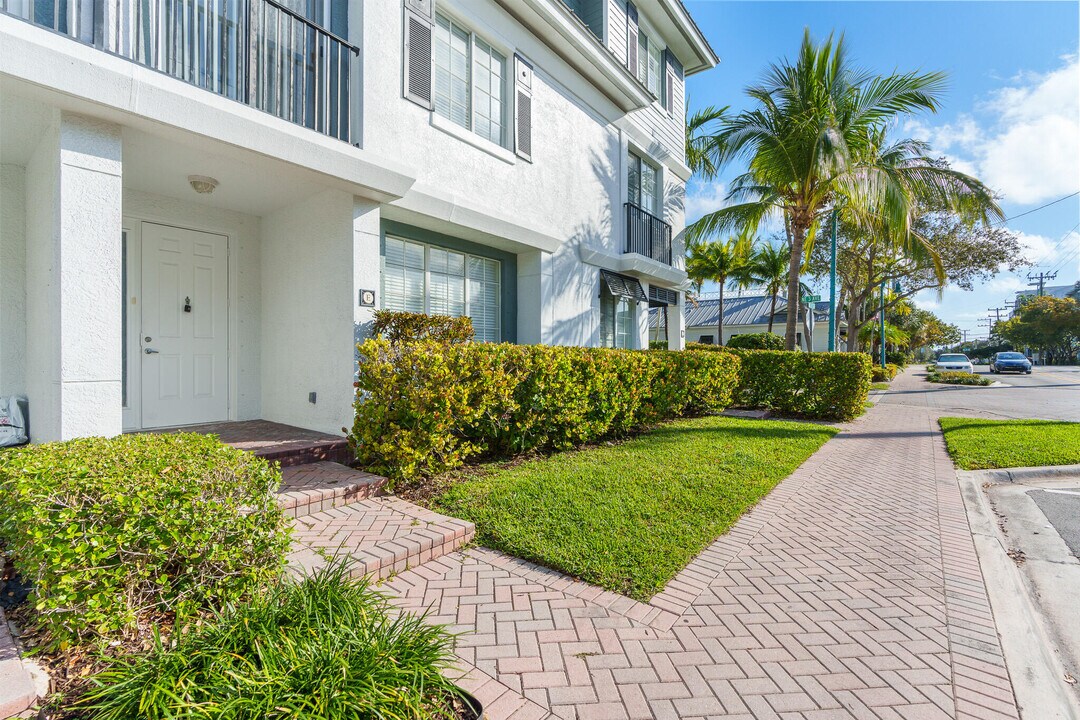 245 NE 2nd St in Delray Beach, FL - Building Photo