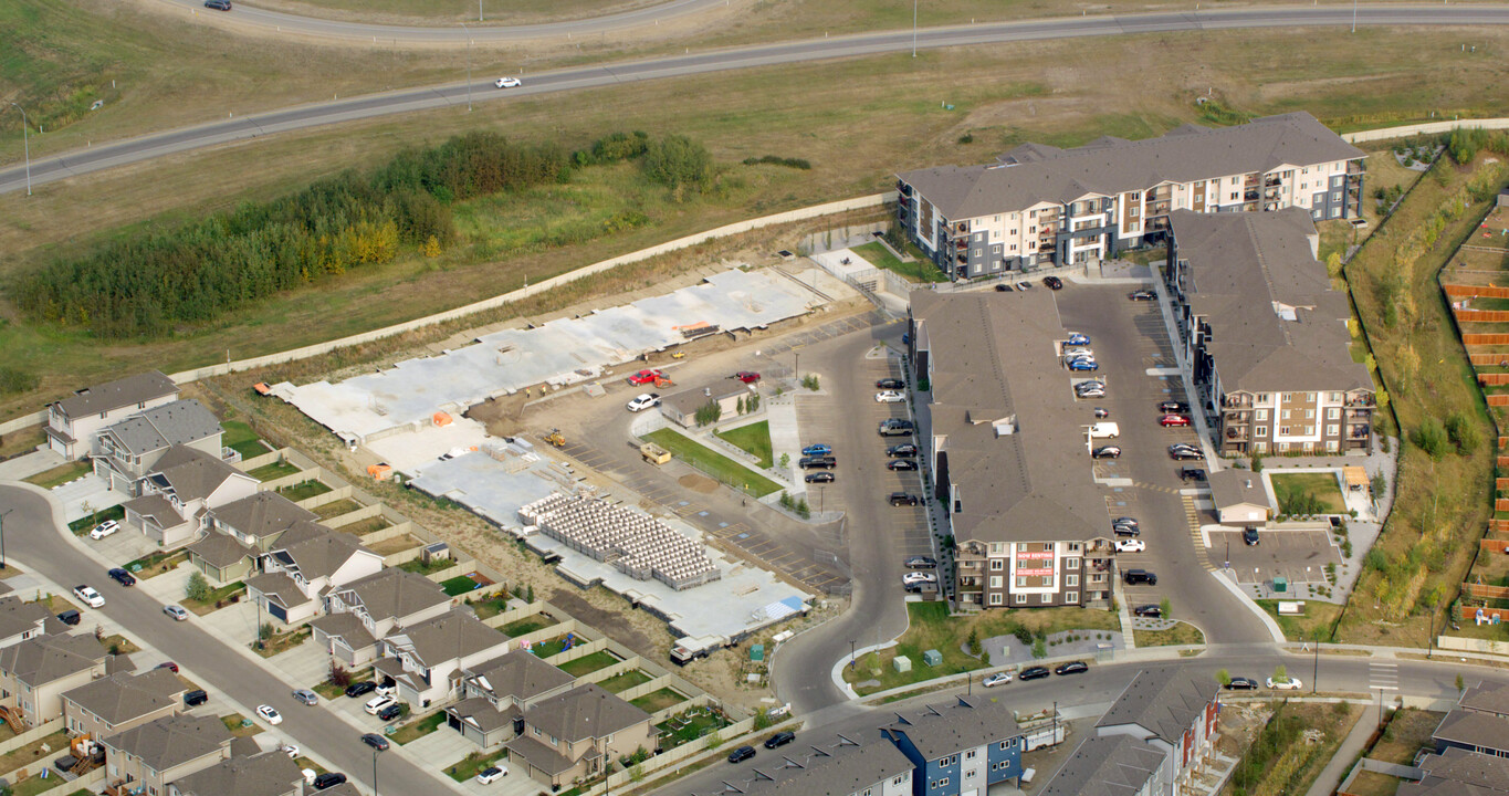 Maple Crest Place in Edmonton, AB - Building Photo