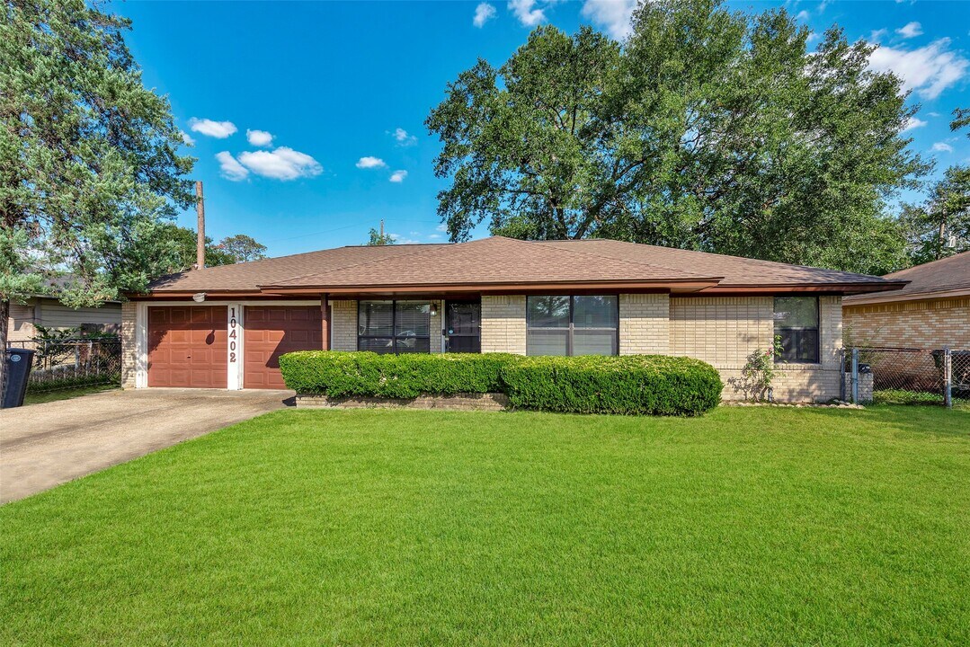 10402 Hollyglen Dr in Houston, TX - Foto de edificio