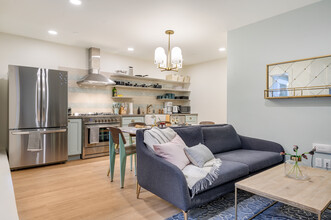 Dolores Coliving in San Francisco, CA - Foto de edificio - Building Photo