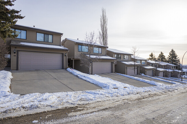 22 Coach Manor Terr SW in Calgary, AB - Building Photo - Building Photo