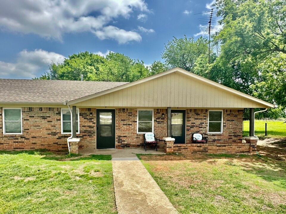 2425 County Street 2872 in Chickasha, OK - Building Photo