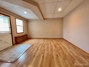 54 Loring Ave in Edison, NJ - Building Photo - Building Photo