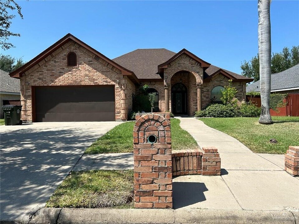 13 Santa Teresa St in Mission, TX - Building Photo