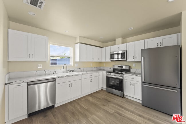 5741 Simpson Ave in Los Angeles, CA - Building Photo - Building Photo