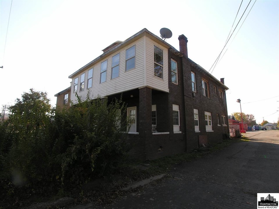 316 17th St W in Huntington, WV - Building Photo