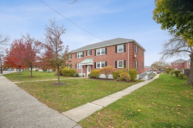 Arlington Gardens Apartments in Arlington, MA - Foto de edificio - Building Photo