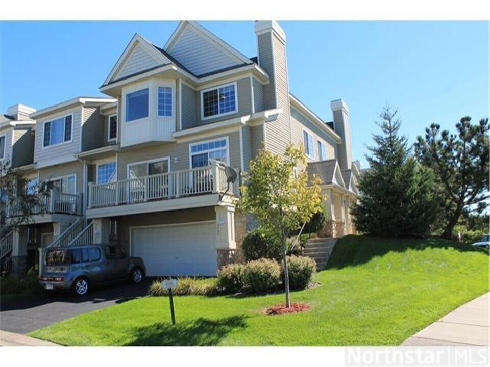 2407 Eagle Trace Ln in Woodbury, MN - Building Photo