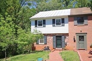 43 Georgetown Green in Charlottesville, VA - Building Photo