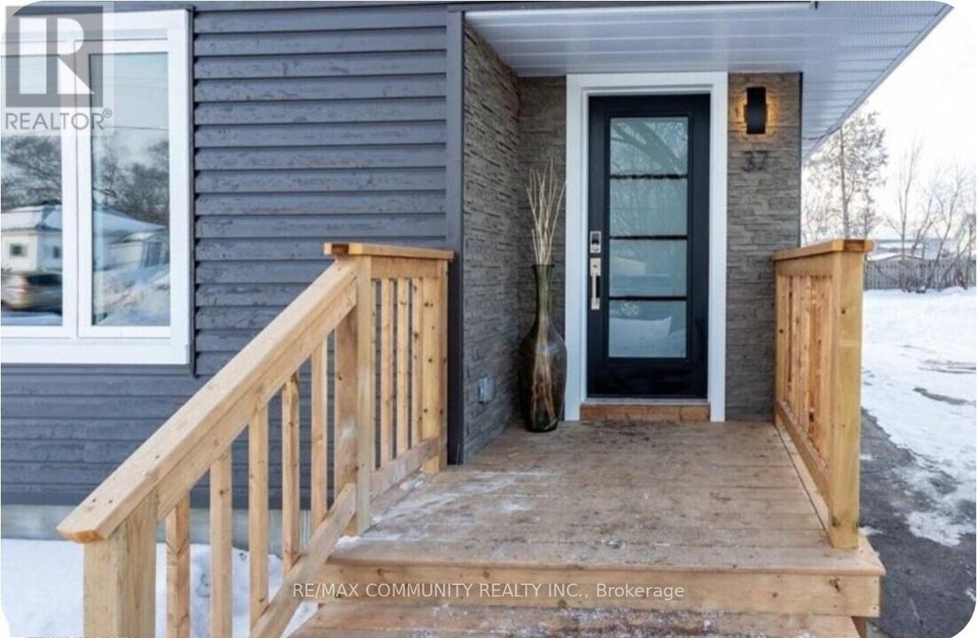37 Edward St in Quinte West, ON - Building Photo