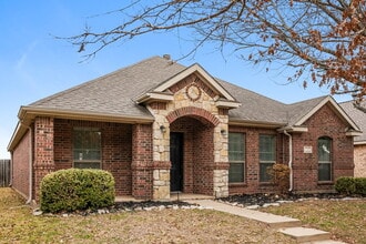 311 Galloping Hill Rd in Red Oak, TX - Foto de edificio - Building Photo