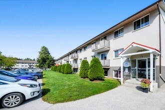 11th Avenue Apartments in Hanover, ON - Building Photo - Building Photo