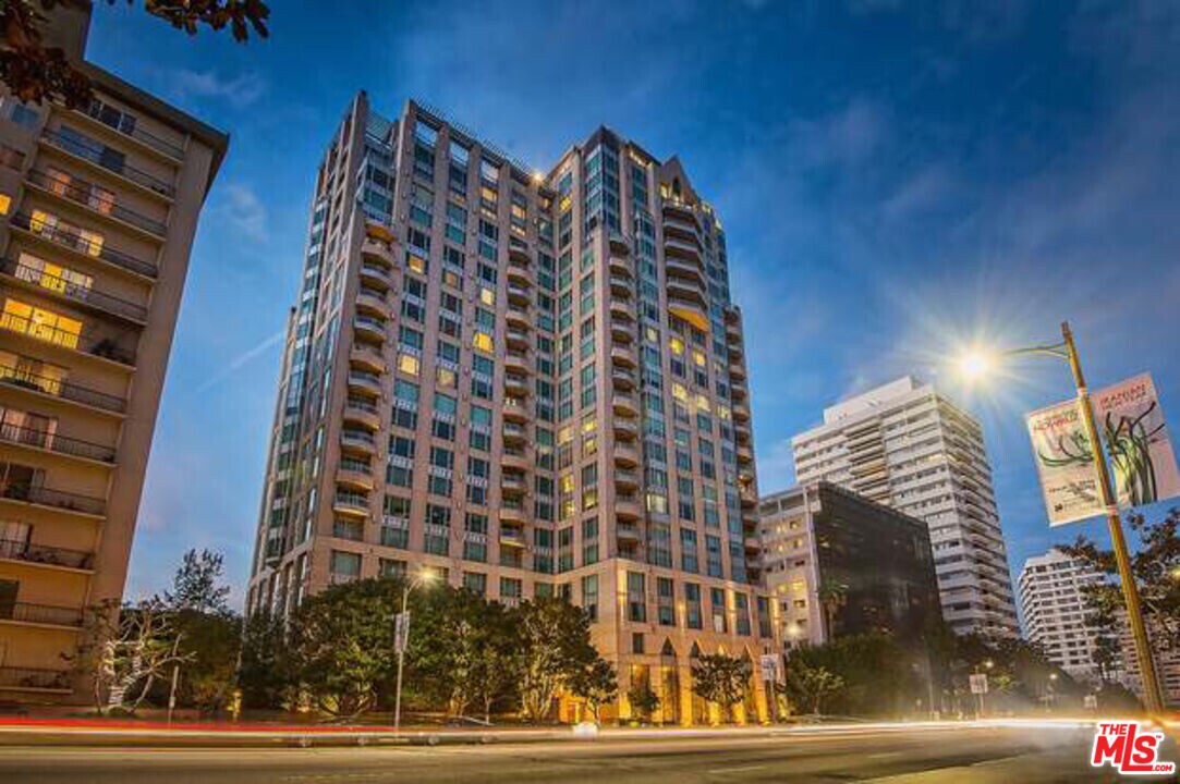 10727 Wilshire Blvd in Los Angeles, CA - Building Photo