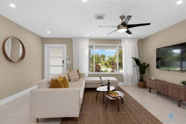220 NE 10th Ave in Hallandale Beach, FL - Building Photo - Building Photo