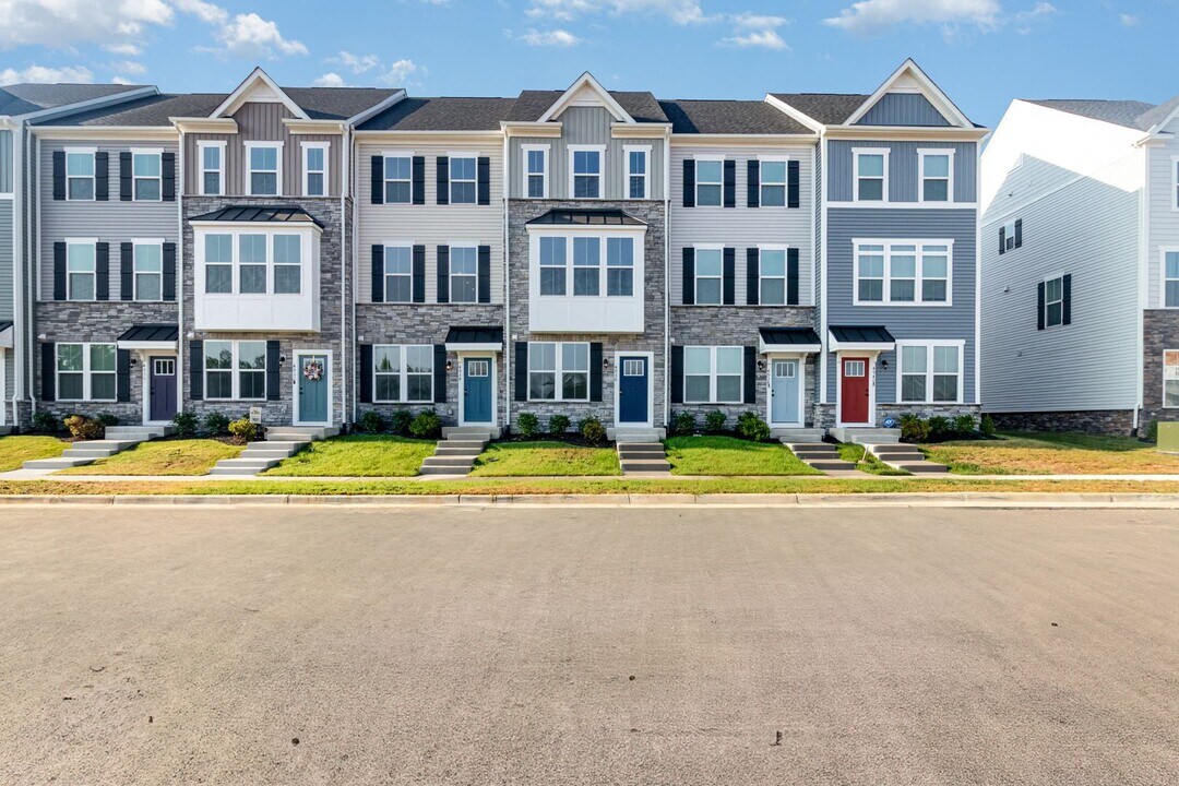 4936 Dunhaven Dr in Fredericksburg, VA - Foto de edificio