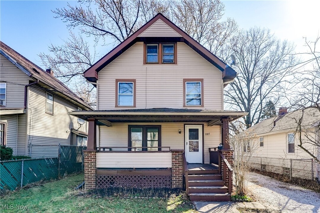 1105 Neptune Ave in Akron, OH - Foto de edificio