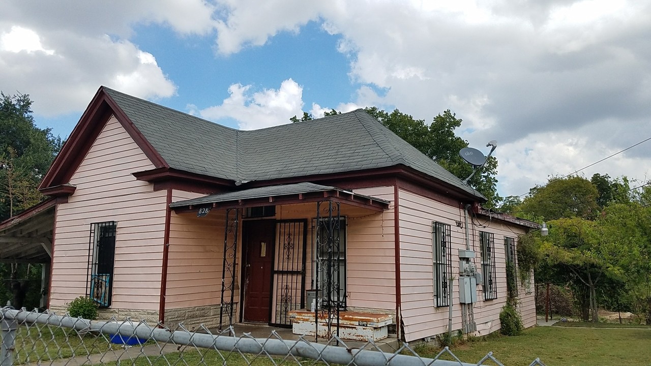 828-830 S Walters in San Antonio, TX - Building Photo