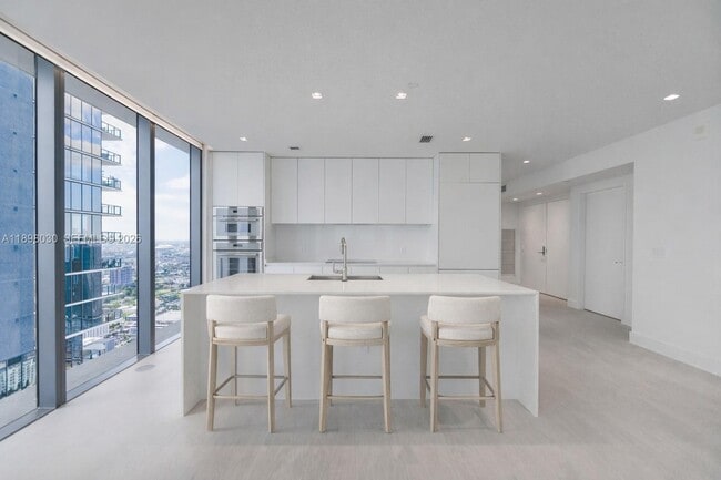 700 NE 24th St, Unit 5107 in Miami, FL - Building Photo - Building Photo