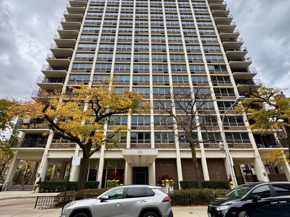 88 W Schiller St, Unit 1804 in Chicago, IL - Building Photo