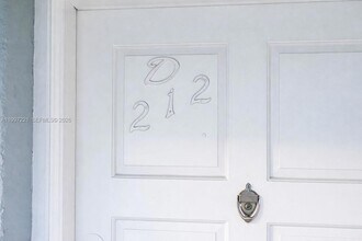 1755 W 60th St, Unit D212 in Hialeah, FL - Building Photo - Building Photo