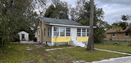 2411 Edison Ave in Ft. Myers, FL - Building Photo - Building Photo