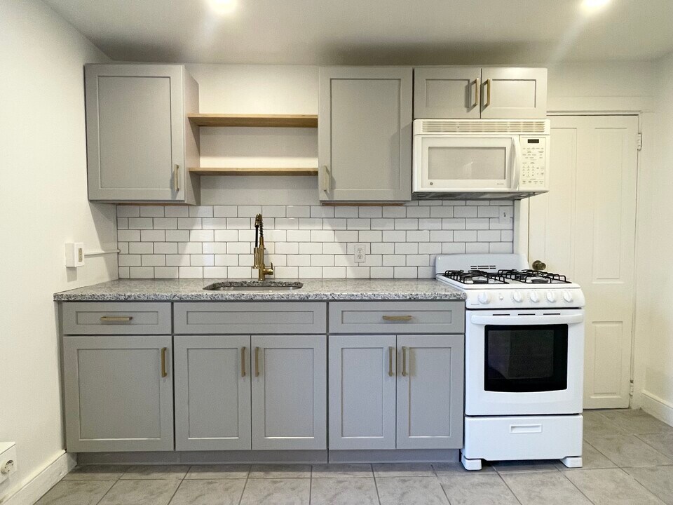 27 W James St, Unit Apt 2 in Lancaster, PA - Building Photo